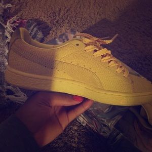 All Yellow pumas