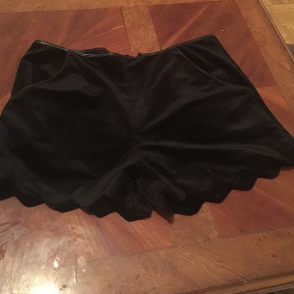 Velvet scallop edge shorts