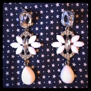 Statement earrings.🎉