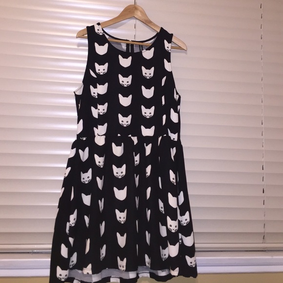 kitty black and white dress 🐱