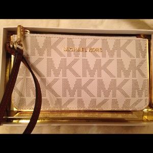 NWT Michael Kors Vanilla Jetsetter Wristlet