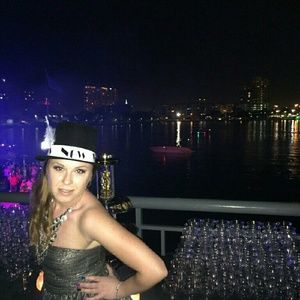 Meet your Posher, Kamelija