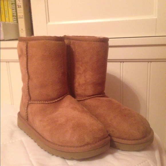 New Chestnut Classic Short UGG Boots Size 2