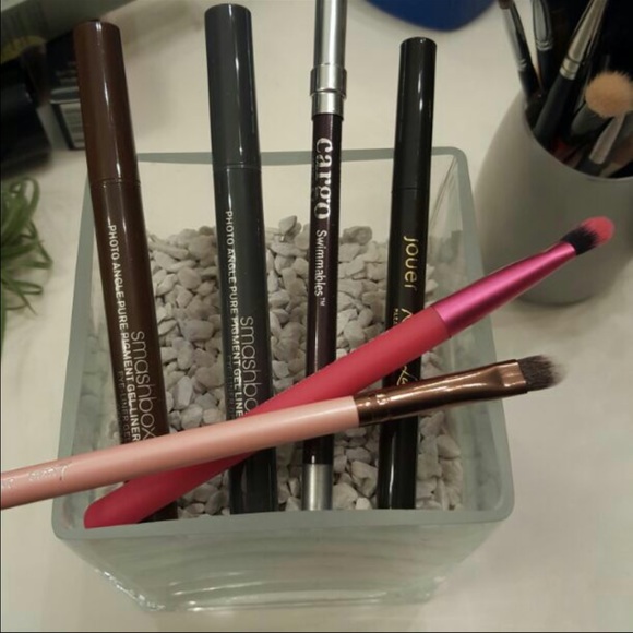Eyeliner and brush bundle