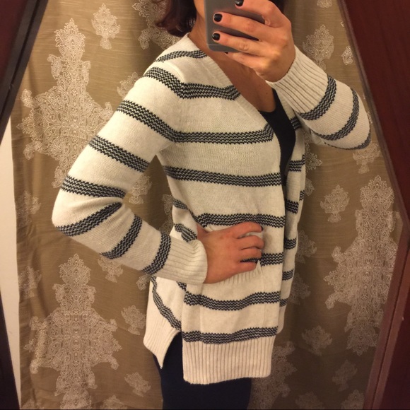 ‼️SOLD 🎉25% off($13) Gap cardigan striped - Picture 2 of 4