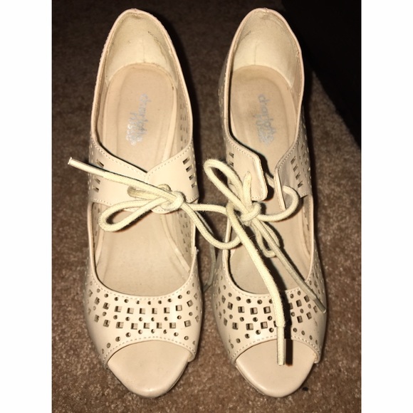 Nude/ Cream wedges