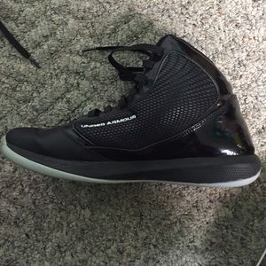 black underarmour basketball shoes