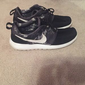 Women's black nike roshe runs