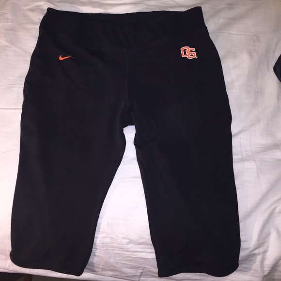 Nike Pants - Nike Oregon State knee length yoga pants.