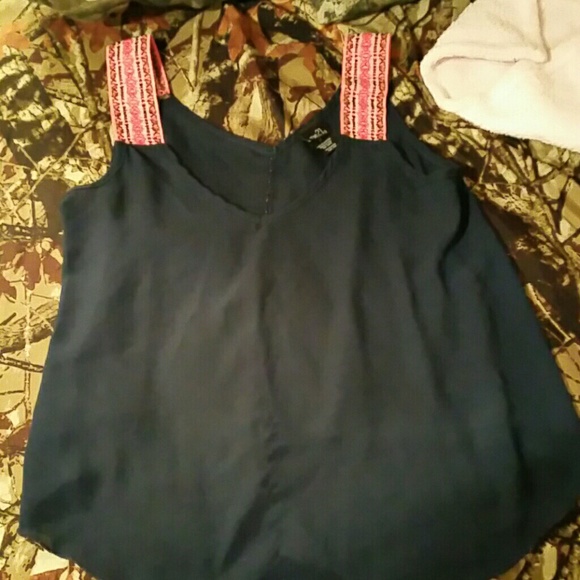 Cute top - Picture 2 of 2