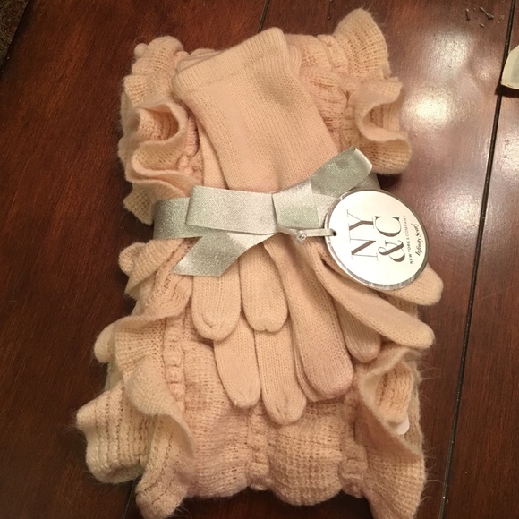 New York and Company infinity scarf an gloves set