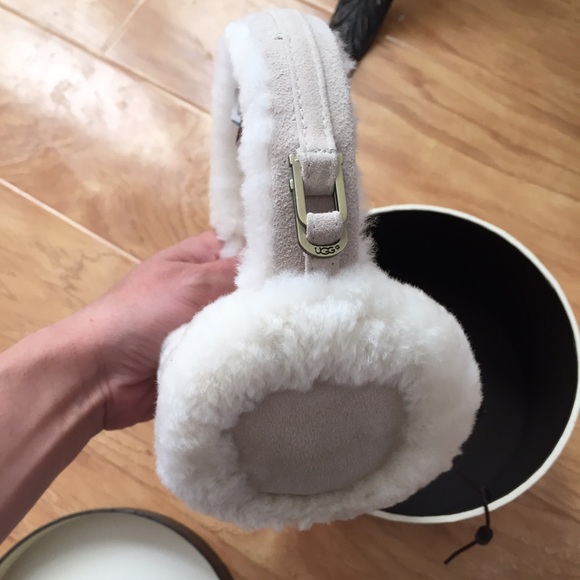 UGG authentic sand earmuffs new - Picture 2 of 4