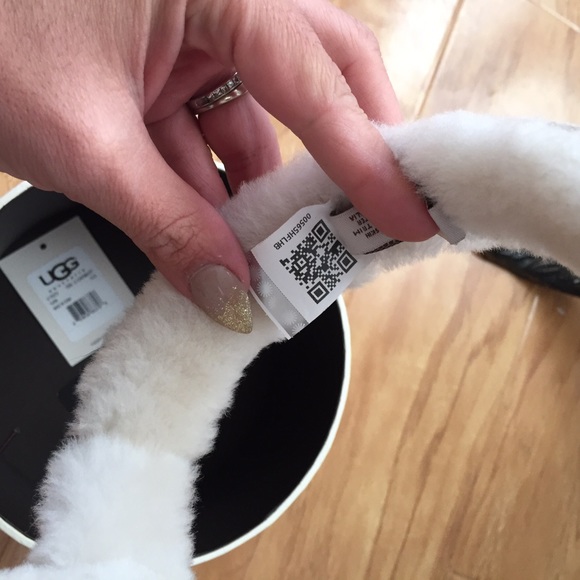 UGG authentic sand earmuffs new - Picture 3 of 4