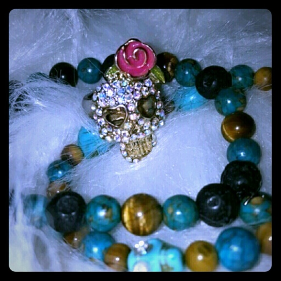 Authentic Betsy Johnson Skull w/Roses Ring - Picture 1 of 4