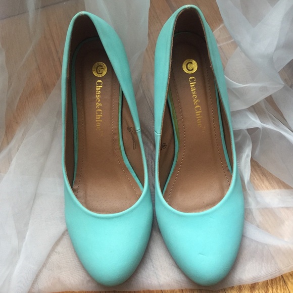 Mint round toe mid heel pumps