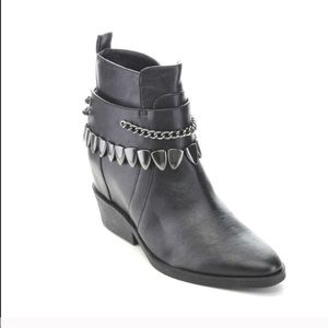 ✨Black chain booties✨