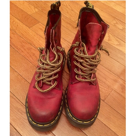 Ankle high Dr. Martens like new!!
