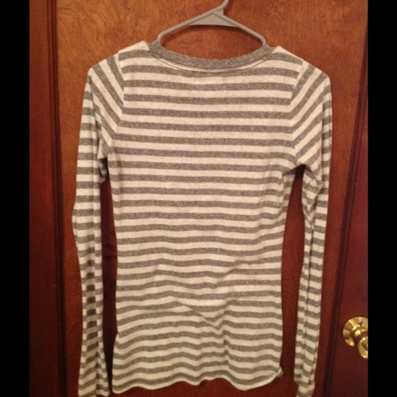 Long sleeve Hollister v-neck - Picture 2 of 2