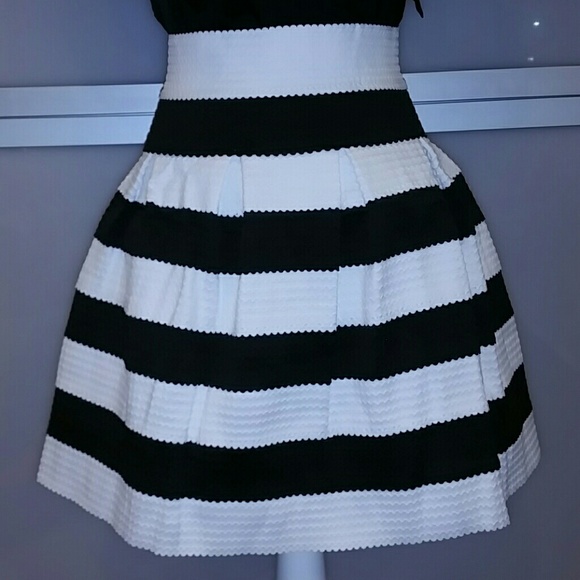 Classy & Chic B/W skirt ***LAST ONE*** - Picture 2 of 4