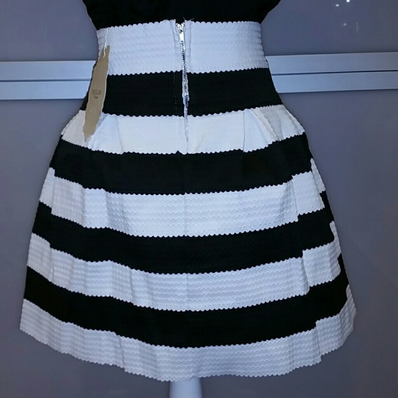 Classy & Chic B/W skirt ***LAST ONE*** - Picture 3 of 4