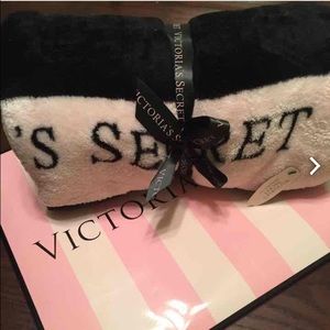 VS BLACK N PINK PLUSH BLANKET