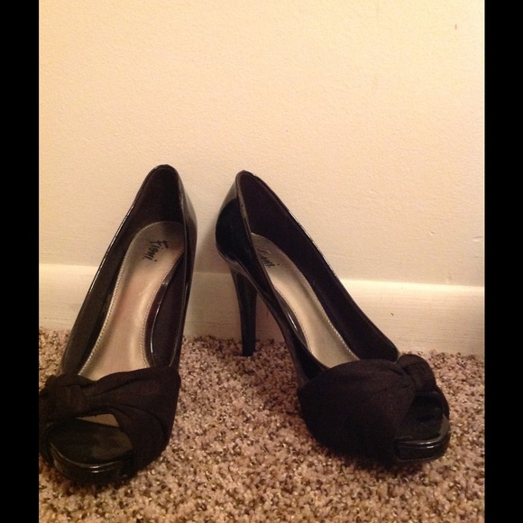 Black heels with bow on toe - Picture 1 of 3