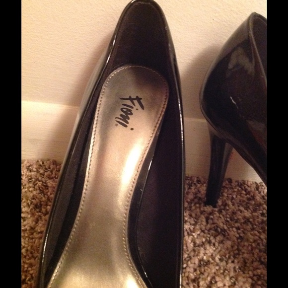 Black heels with bow on toe - Picture 2 of 3