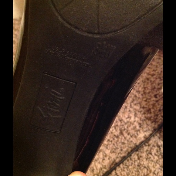 Black heels with bow on toe - Picture 3 of 3