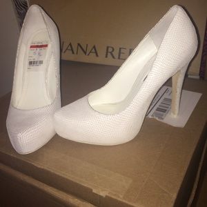 BCGB GENERATION WHITE HIGH HEEL SIZE 5 1/2