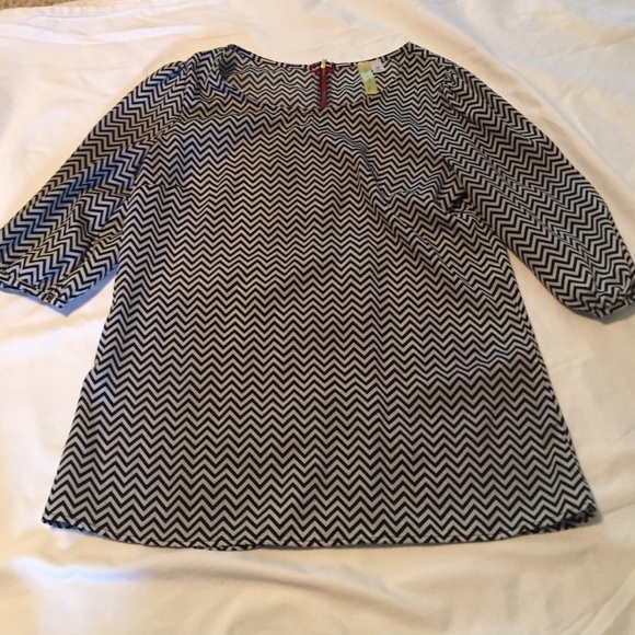 Francesca's collection zip back zig zag top