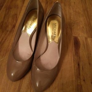 Michael kors taupe heels size 5