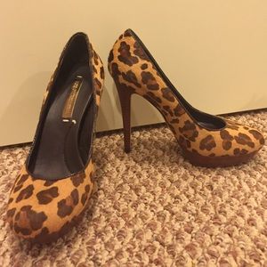 Leopard pumps "BCBGMAXAZRIA". Worn twice.
