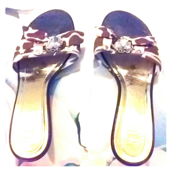ITALIAN MADE. GOLD SOLE SLIPPERS