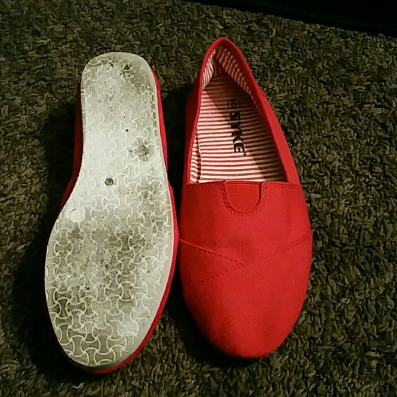 Red flats - Picture 2 of 3