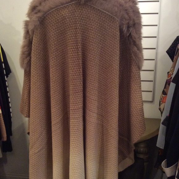 Fur poncho - Picture 3 of 4
