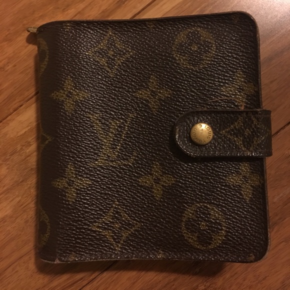 Louis Vuitton Handbags - Louis Vuitton Monogram Wallet