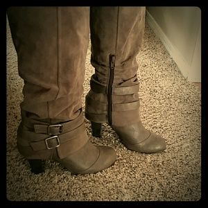 Adorable buckle boots !