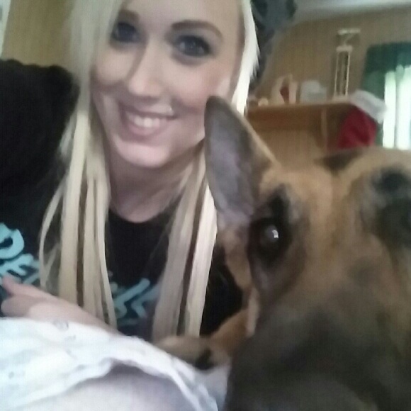 Meet your Posher, Stephanie - Picture 2 of 3