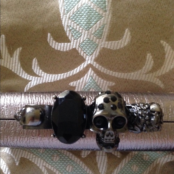 Ring Finger Clutch