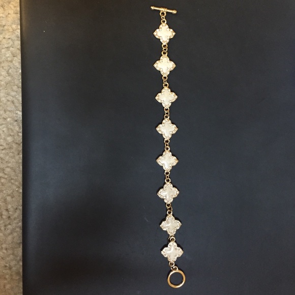 Gold bracelet with cream details - Picture 1 of 2