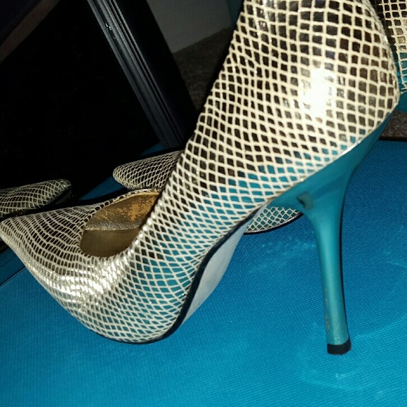 ⭐⬇⬇Guess by marciano gold print pump 8