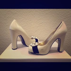 Sample pair of Hale Bob women's heels - size 5.5