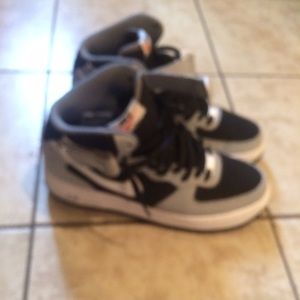Gray and black mid af1
