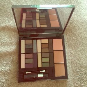 Eye shadow & blush palette.