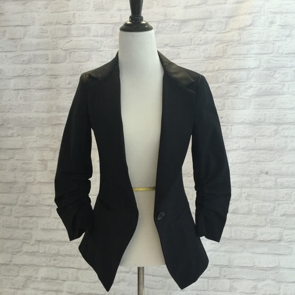 Kova T Jackets & Blazers - Beautifully constructed navy blazer