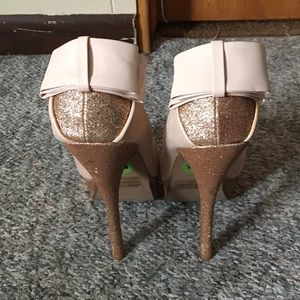 Sparkly bow heels 🎀