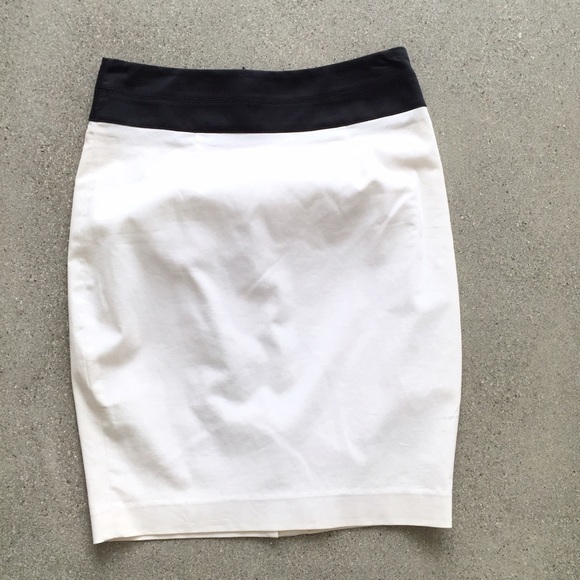 ✨SOLD✨ Bebe Gabriella B&W Stretch Cotton Skirt - Picture 3 of 3