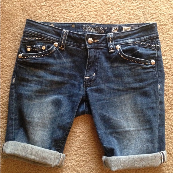 Size 29 Miss Me Bermuda Shorts!