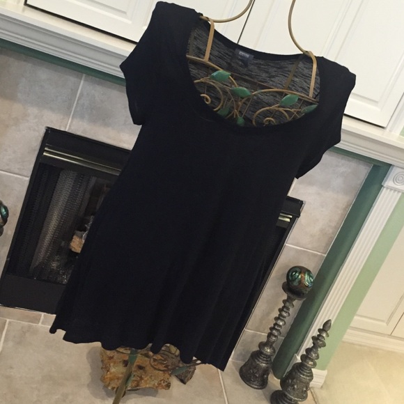 Adorable Hi/Lo Flowy Top - Picture 1 of 4