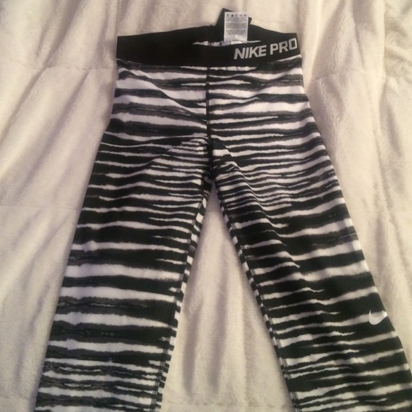NWT never been worn Nike pro capri pants!